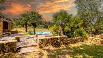 Een verwarmd zwembad