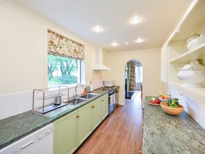 Lave-vaisselle, chaise haute, congélateur