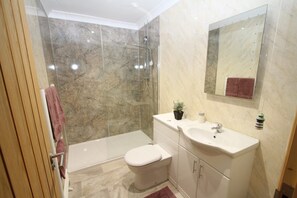 Ducha, secador de pelo, toallas, jabón