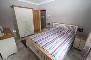 2 habitaciones, tabla de planchar con plancha, cuna de viaje y wifi