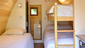 4 bedrooms, WiFi (free), bed sheets