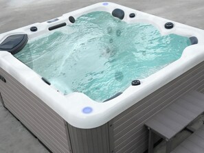 Outdoor spa tub - Riverside Mill & Glamping Pod (Patton, near Kendal)