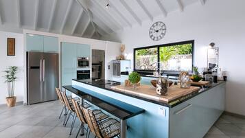 Kjøleskap, mikrobølgeovn, ovn og kokeplater