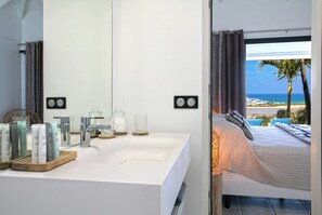 4 chambres, coffres-forts dans les chambres, bureau