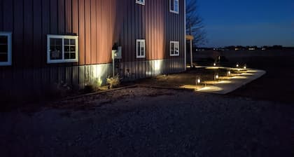 Historic Meadowdale Farm - Barn Stay in Rural Setting