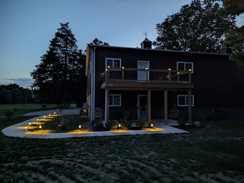 Historic Meadowdale Farm - Barn Stay in Rural Setting