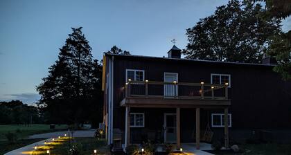 Historic Meadowdale Farm - Barn Stay in Rural Setting