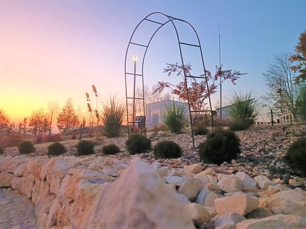Property grounds - OM Retreat chalet in a secluded secret place in a Natural Reserve (Codru Butesii)