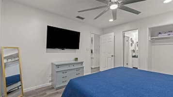 1 camera, una scrivania, ferro/asse da stiro, culla da viaggio