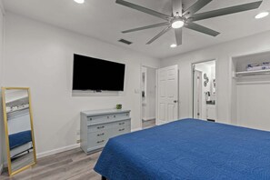 1 Schlafzimmer, Schreibtisch, Bügeleisen/Bügelbrett, Reisekinderbett