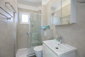 Shower, hair dryer, towels - Studio LINO in Solitudo (Dubrovnik)