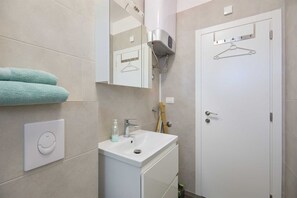Shower, hair dryer, towels - Studio LINO in Solitudo (Dubrovnik)