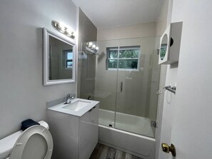 Sèche-cheveux, serviettes fournies