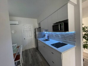 Réfrigérateur, micro-ondes, plaque de cuisson, cafetière/bouilloire