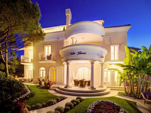 A large, elegant house with a central circular structure labeled "Villa Lara."