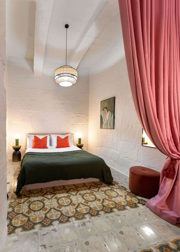 2 habitaciones, escritorio, tabla de planchar con plancha y wifi gratis 