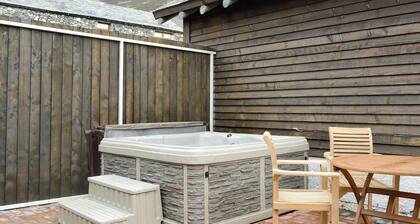 Lucy's Lodge - UK1260