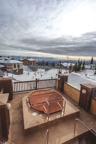 The Ridge | Ski-In Ski-Out Condo w/ Free Parking
