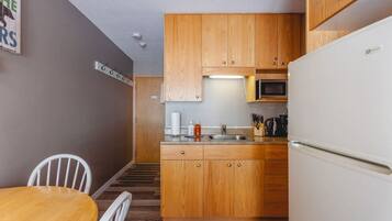 Réfrigérateur, cafetiÚre/bouilloire, grille-pain