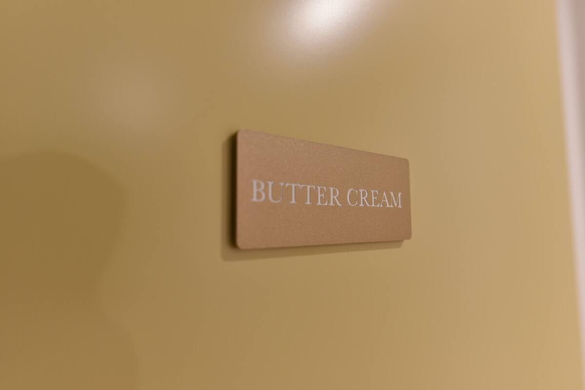 A sign on a wall that reads "BUTTER CREAM".