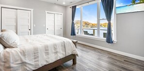 7 bedrooms, desk, iron/ironing board, free WiFi - BARE FEET RETREAT! Swim Dock, 5 Decks, Elevator, Gaming Room, Bagnell Dam Strip! (Lake Ozark)