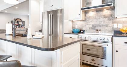 BARE FEET RETREAT! Swim Dock, 5 Decks, Elevator, Gaming Room, Bagnell Dam Strip!