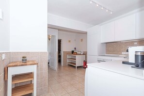 Kühlschrank, Ofen, Wasserkocher mit Kaffee-/Teezubehör, Toaster
