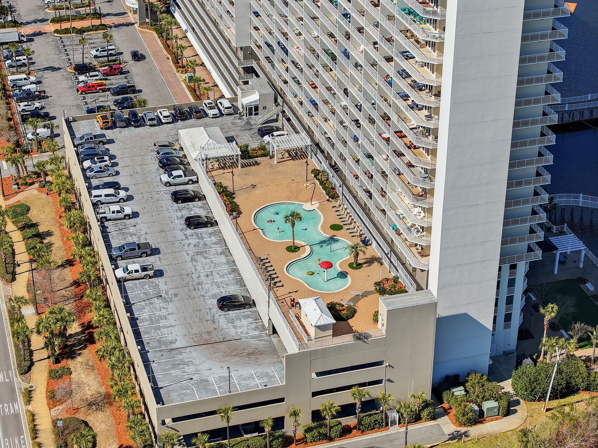 Un hôtel de grande hauteur doté d’une piscine sur le toit, d’un parking souterrain et offrant une vue sur l’eau.