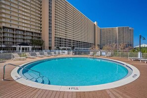 Une piscine dont la profondeur maximale est de 3 pieds, entourée d’une terrasse en bois et d’une clôture blanche.