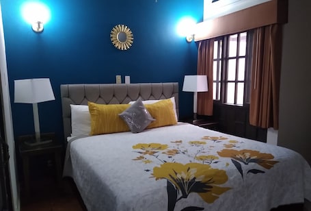 Decoración personalizada, wifi gratis y ropa de cama