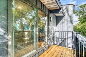 Property grounds - Modern 3 bed, 2 bath with an Unbeatable location and HOT TUB! (Calgary)