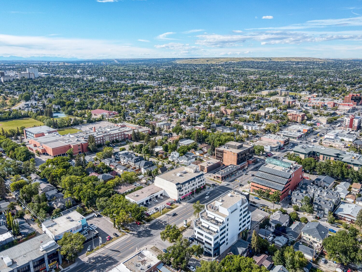 Luchtbeeld van een stadsgezicht met diverse gebouwen, wegen en groen.