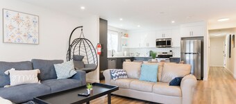 Nordic SPA Retreat, Hot Tub, Sleeps 8, Near Downtown and 15 min to the Airport!