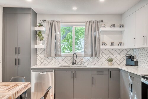 Nordic SPA Retreat, Hot Tub, Sleeps 8, Near Downtown and 15 min to the Airport!
