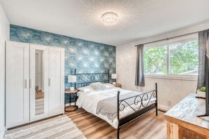 3 bedrooms, in-room safe, desk, iron/ironing board
