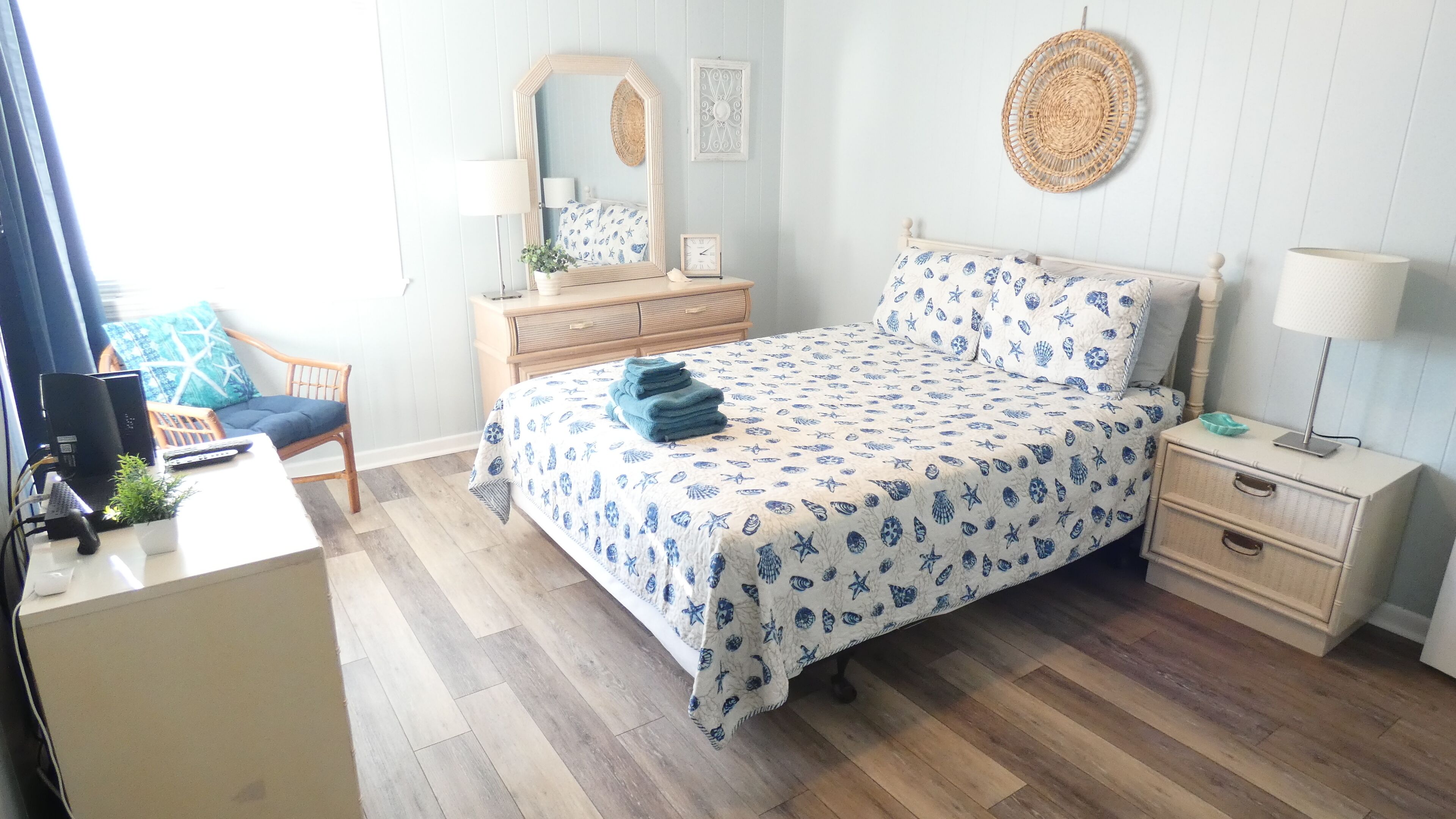 Una camera da letto con un letto, comodini, una scrivania e una sedia.