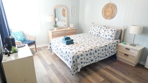 2 bedrooms, desk, iron/ironing board, WiFi