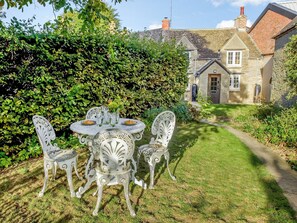 Outdoor dining - A charming and characterful Cotswold cottage in the heart of a quaint village. (Milton-Under-Wychwood)