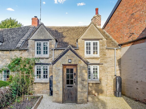 Exterior - A charming and characterful Cotswold cottage in the heart of a quaint village. (Milton-Under-Wychwood)