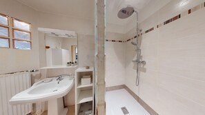 Douche, sèche-cheveux, serviettes fournies