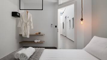 6 bedrooms, in-room safe, iron/ironing board, free WiFi