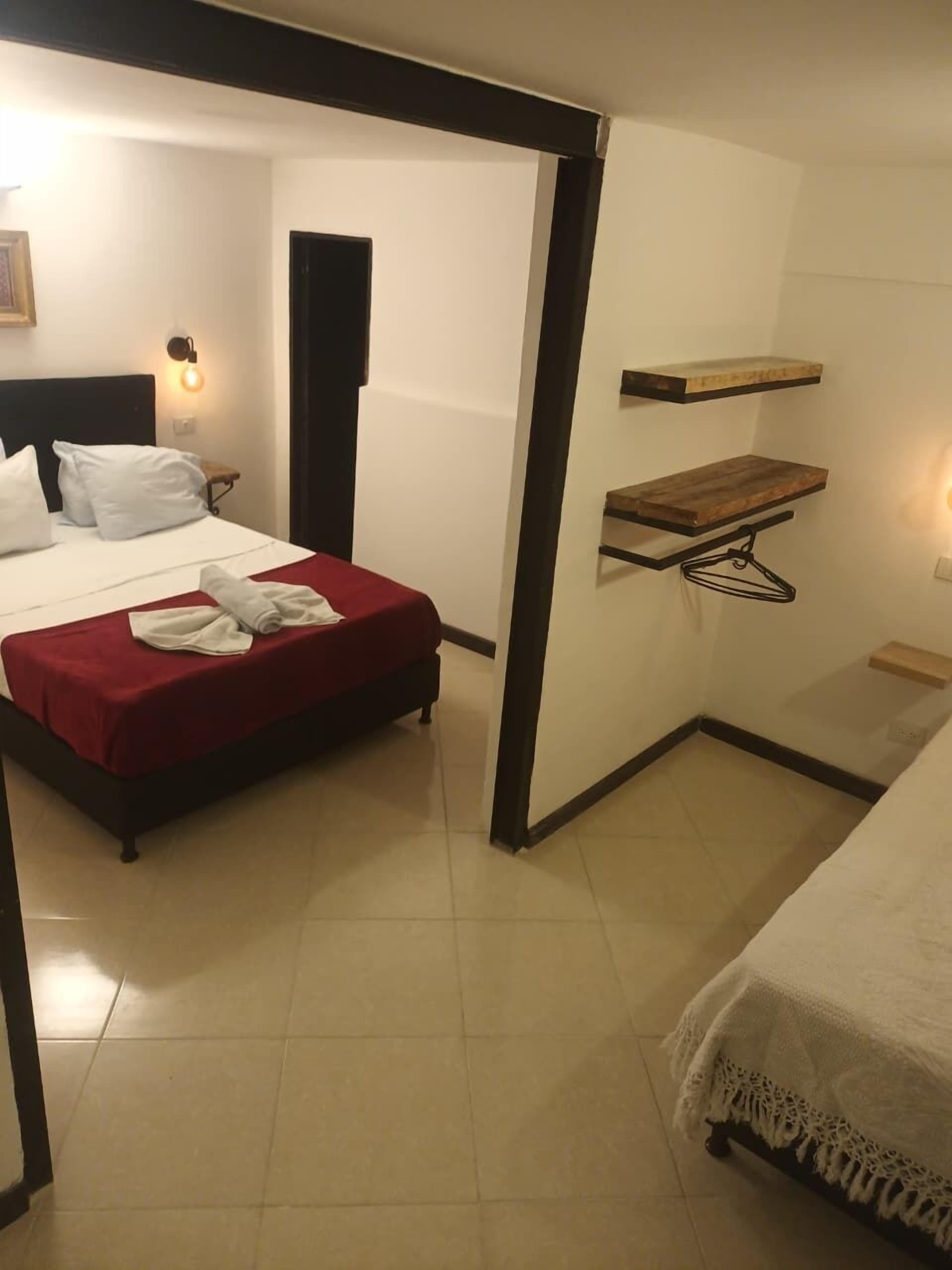 Phòng 3 dành cho gia đình | Két bảo mật tại phòng, trang trí khác biệt, bàn 