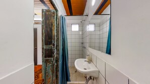 Habitación clásica | Baño | Regadera, regadera tipo lluvia, toallas 