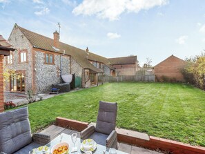 Outdoor dining - The perfect home to spend time in with loved ones. (Trunch, near North Walsham)