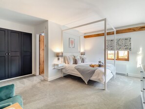 3 bedrooms, free WiFi, bed sheets - The perfect home to spend time in with loved ones. (Trunch, near North Walsham)