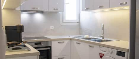 KĂŒhlschrank, Ofen, Herdplatte, Wasserkocher