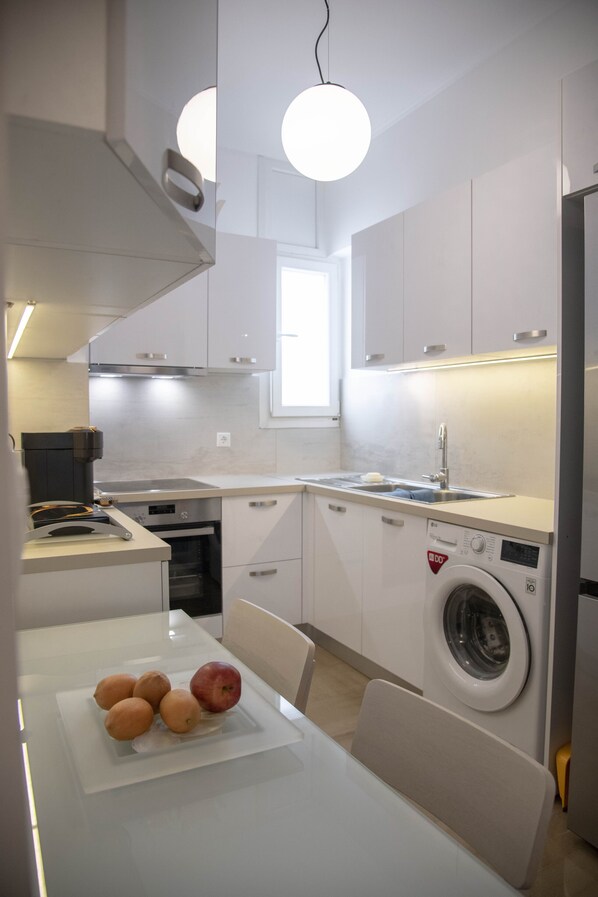 Kühlschrank, Ofen, Herdplatte, Wasserkocher