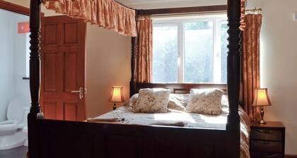 6 bedroom accommodation in Glanaman, near Llandeilo