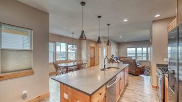 Kjøleskap, mikrobølgeovn, ovn og oppvaskmaskin