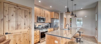 Midgarth Hus- Brand New PET FRIENDLY home minutes to Copper & Ski Cooper!